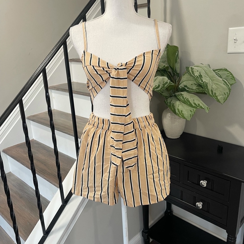 TAN AND NAVY STRIPE 2 PIECE SET COORD SHORT SET SIZE MEDIUM NEVER WORN WITH TAGS